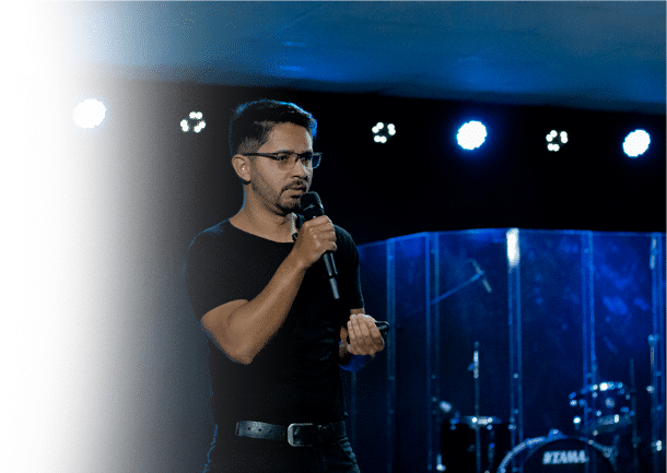 Especialista em Negócios, Marketing digital e marketing de diferenciação. Fundador e gestor da agência DASS uma agência da cidade de Curitiba PR especialista em criação e gestão de e-commerce. Hoje sou estrategista de grandes empresas de diversos segmentos e idealizador do podcast e evento presencial MESTRES DO MARKETING. Meu objetivo com essa imersão é te dar todo o conhecimento de anos de mercado além de te conectar com pessoas incríveis que estão na mesma jornada aí só vai faltar as ações, mais isso e com você rsrs.